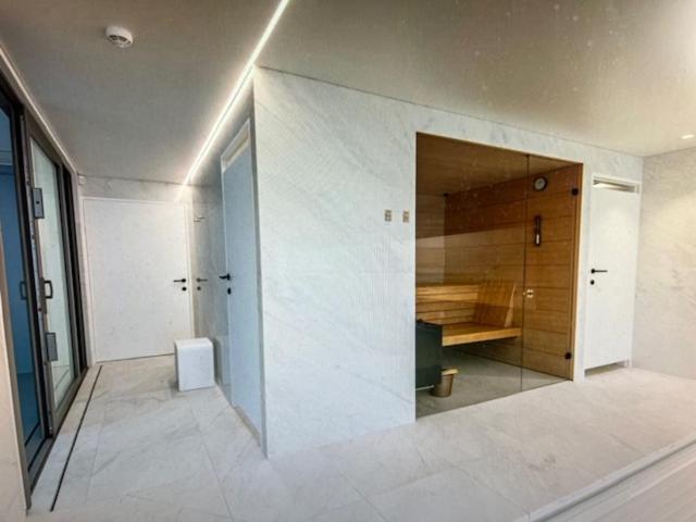 Schravenhoek Met Indoorzwembad En Sauna フールネ エクステリア 写真